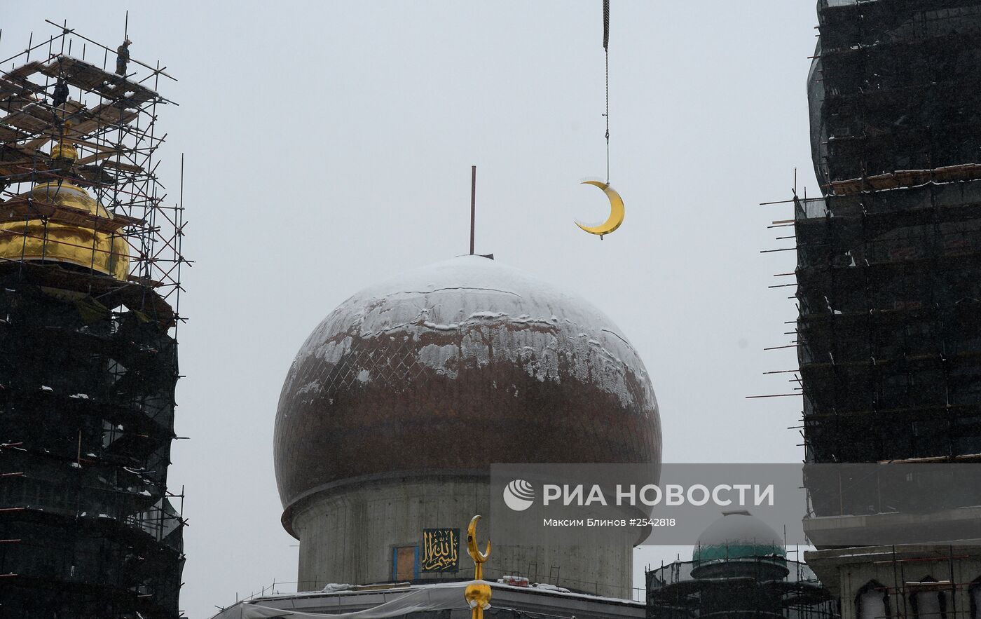 Возведение полумесяца на минарет Московской Соборной мечети