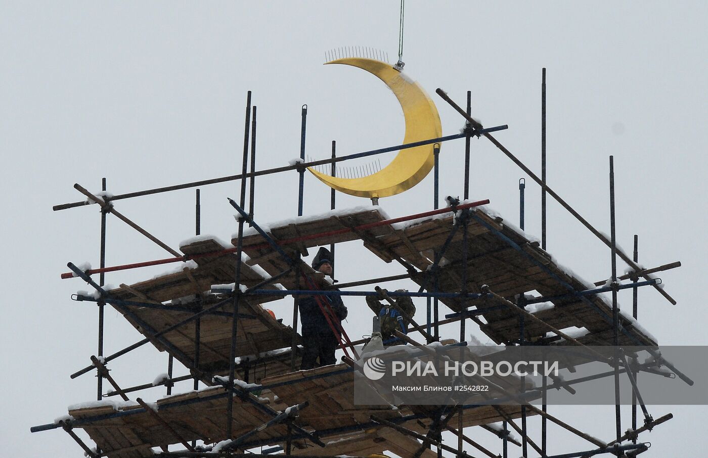 Возведение полумесяца на минарет Московской Соборной мечети