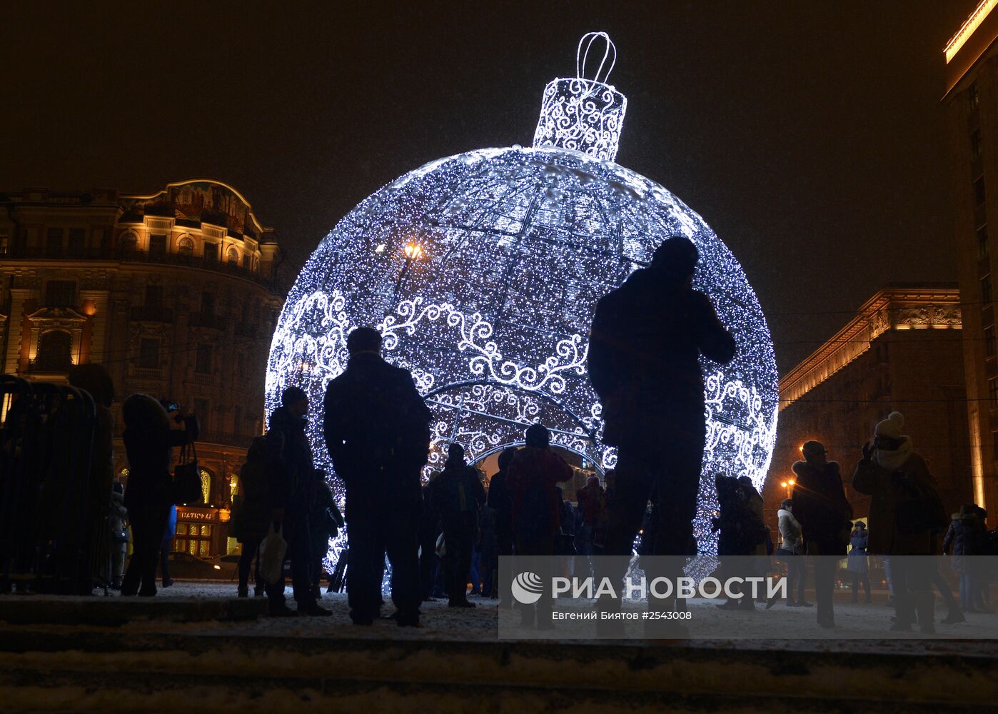 Гигантский елочный шар на Манежной площади