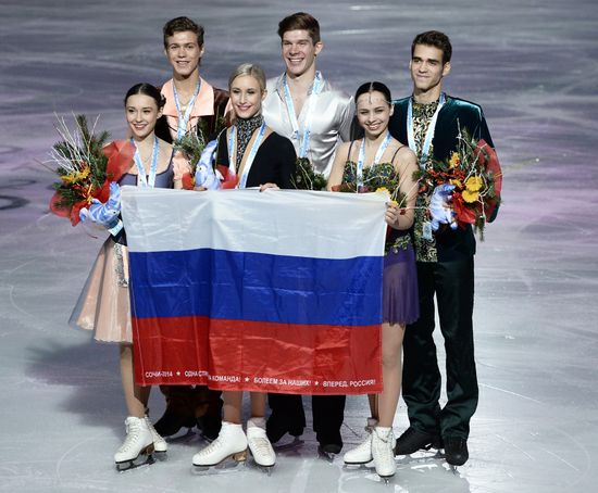 Церемония награждения призеров юниорского Гран-при по фигурному катанию в Барселоне