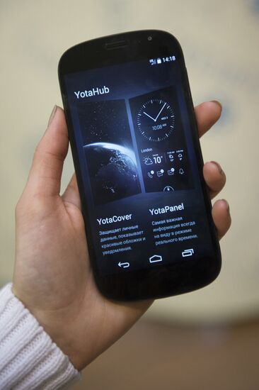 Старт продаж YotaPhone 2