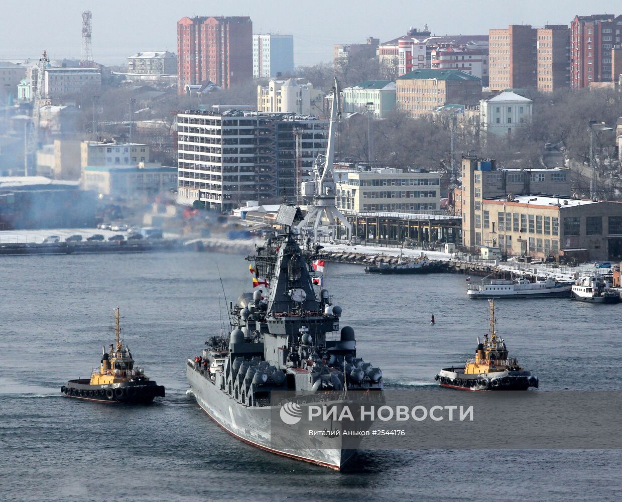 Торжественная церемония встречи гвардейского ракетного крейсера "Варяг"