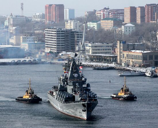 Торжественная церемония встречи гвардейского ракетного крейсера "Варяг"