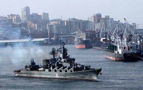 Торжественная церемония встречи гвардейского ракетного крейсера "Варяг"