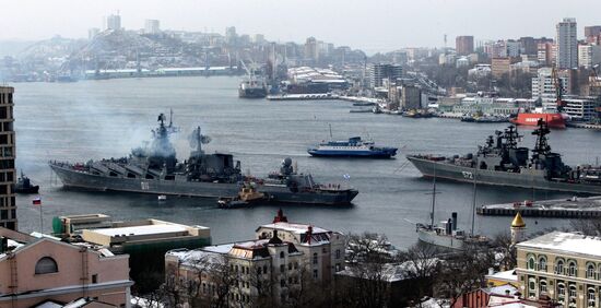 Торжественная церемония встречи гвардейского ракетного крейсера "Варяг"