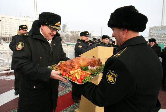 Торжественная церемония встречи гвардейского ракетного крейсера "Варяг"