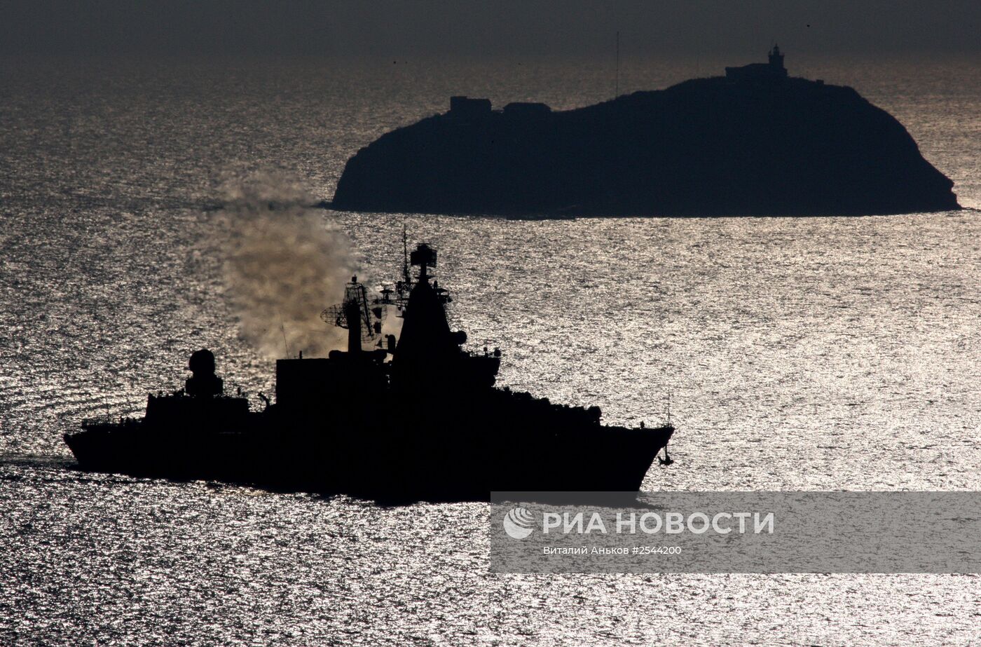 Торжественная церемония встречи гвардейского ракетного крейсера "Варяг"