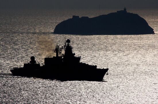 Торжественная церемония встречи гвардейского ракетного крейсера "Варяг"