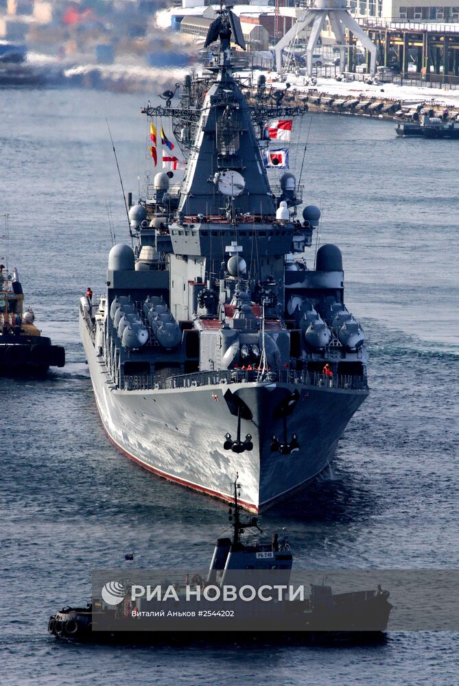 Торжественная церемония встречи гвардейского ракетного крейсера "Варяг"