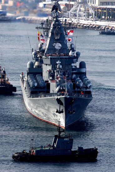 Торжественная церемония встречи гвардейского ракетного крейсера "Варяг"
