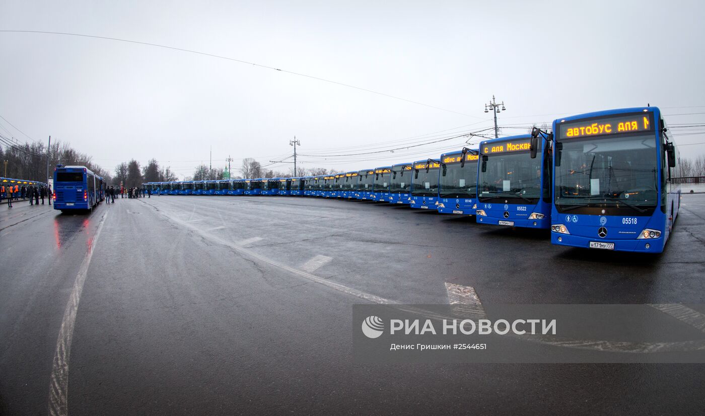 С.Собянин осмотрел новые низкопольные автобусы