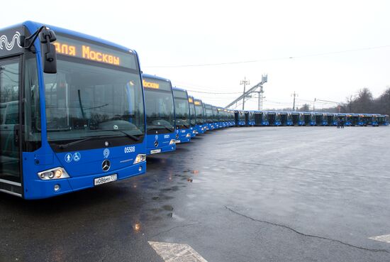 С.Собянин осмотрел новые низкопольные автобусы