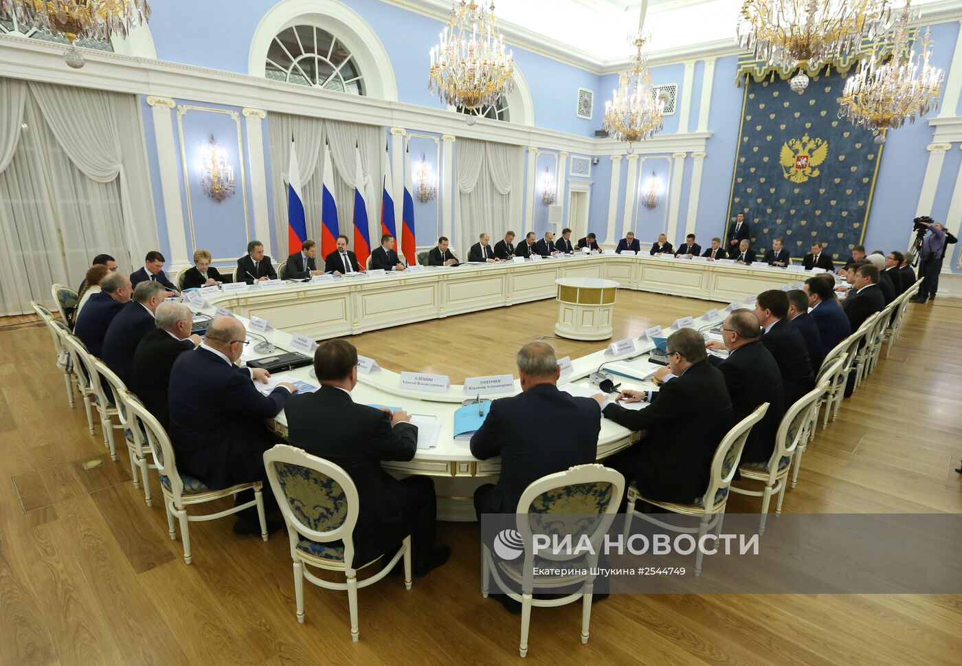 Д.Медведев проводит заседание правительственной комиссии по вопросам социально-экономического развития Дальнего Востока.