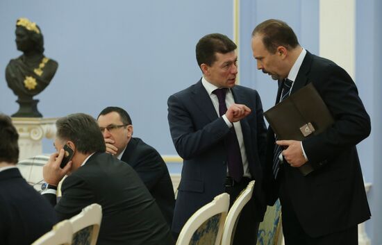 Д.Медведев проводит заседание правительственной комиссии по вопросам социально-экономического развития Дальнего Востока.