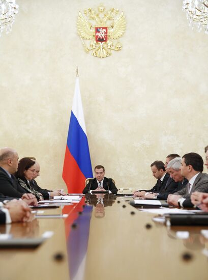 Д.Медведев провел совещание с представителями финансово-экономического блока правительства