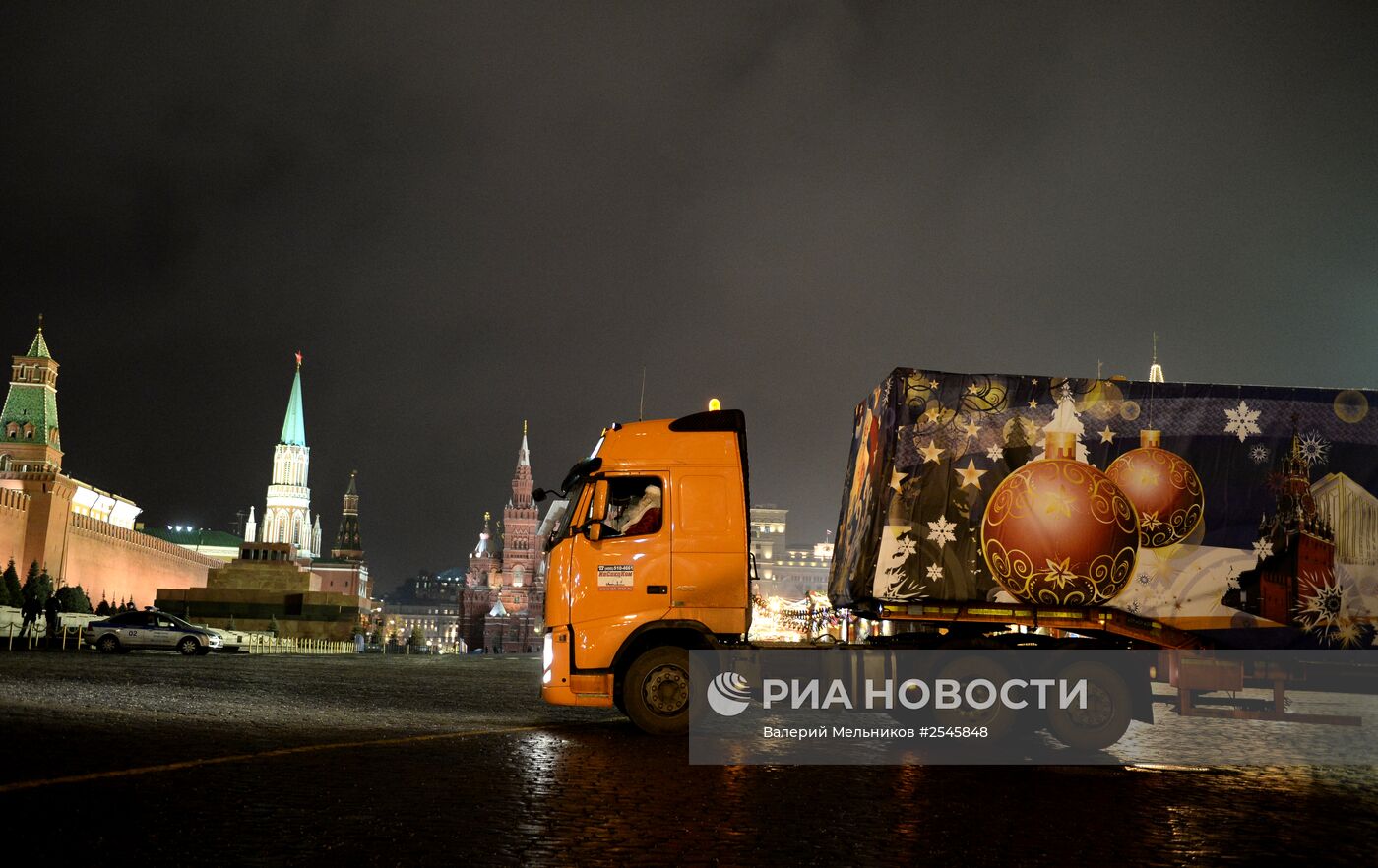 Встреча главной новогодней елки страны на Красной площади