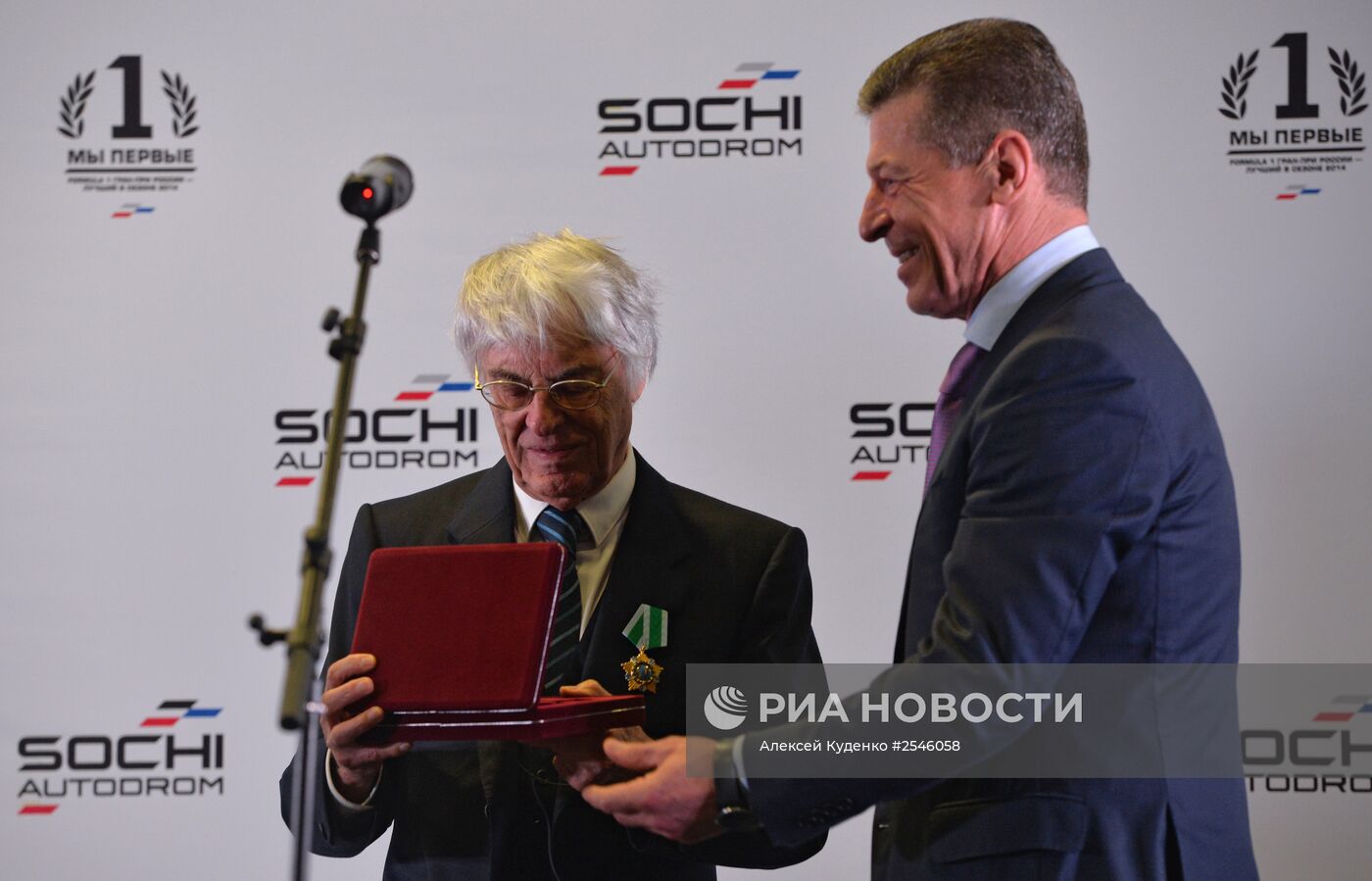 Церемония вручения кубка за "Лучший Гран-при Формулы 1" 2014