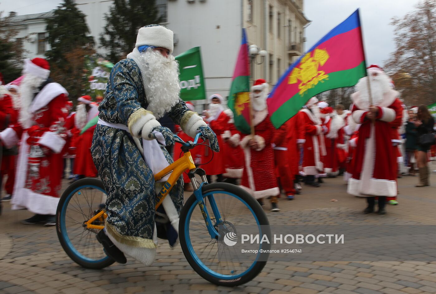 Парад Дедов Морозов в Краснодаре