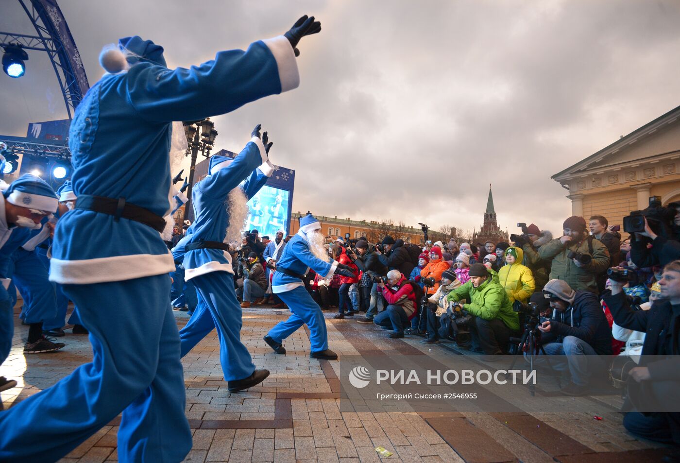 Флешмоб Дедов Морозов в рамках фестиваля "Лучший город зимы"