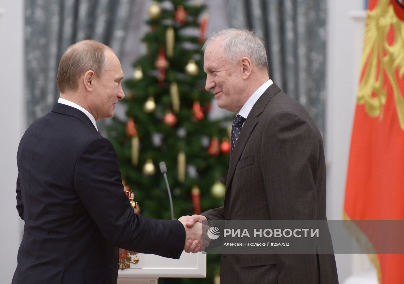 В.Путин вручил в Кремле государственные награды