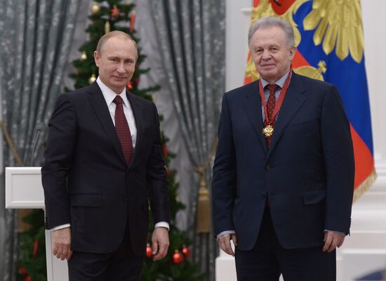 В.Путин вручил в Кремле государственные награды