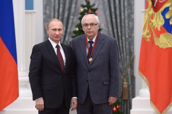 В.Путин вручил в Кремле государственные награды