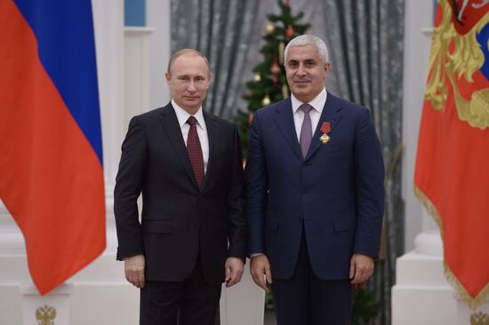 В.Путин вручил в Кремле государственные награды