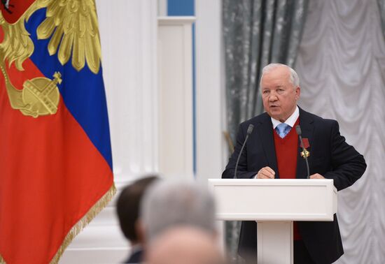 В.Путин вручил в Кремле государственные награды