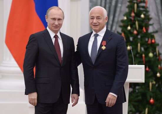 В.Путин вручил в Кремле государственные награды