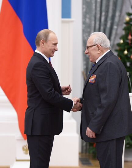 В.Путин вручил в Кремле государственные награды