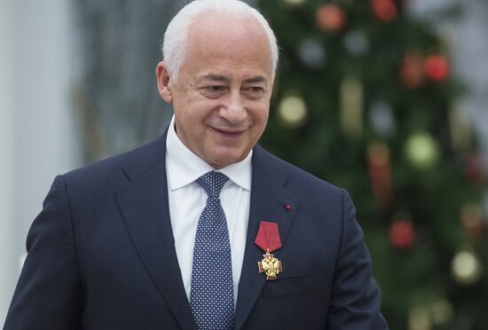 В.Путин вручил в Кремле государственные награды