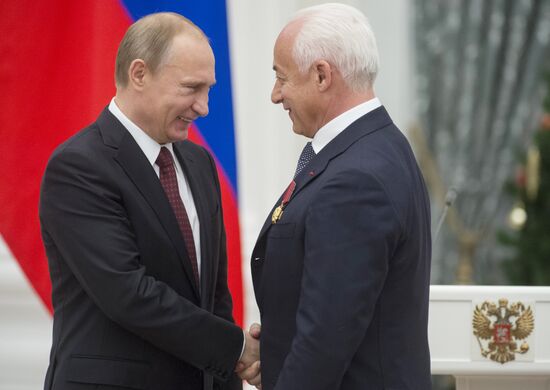 В.Путин вручил в Кремле государственные награды