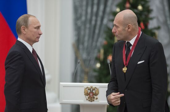 В.Путин вручил в Кремле государственные награды