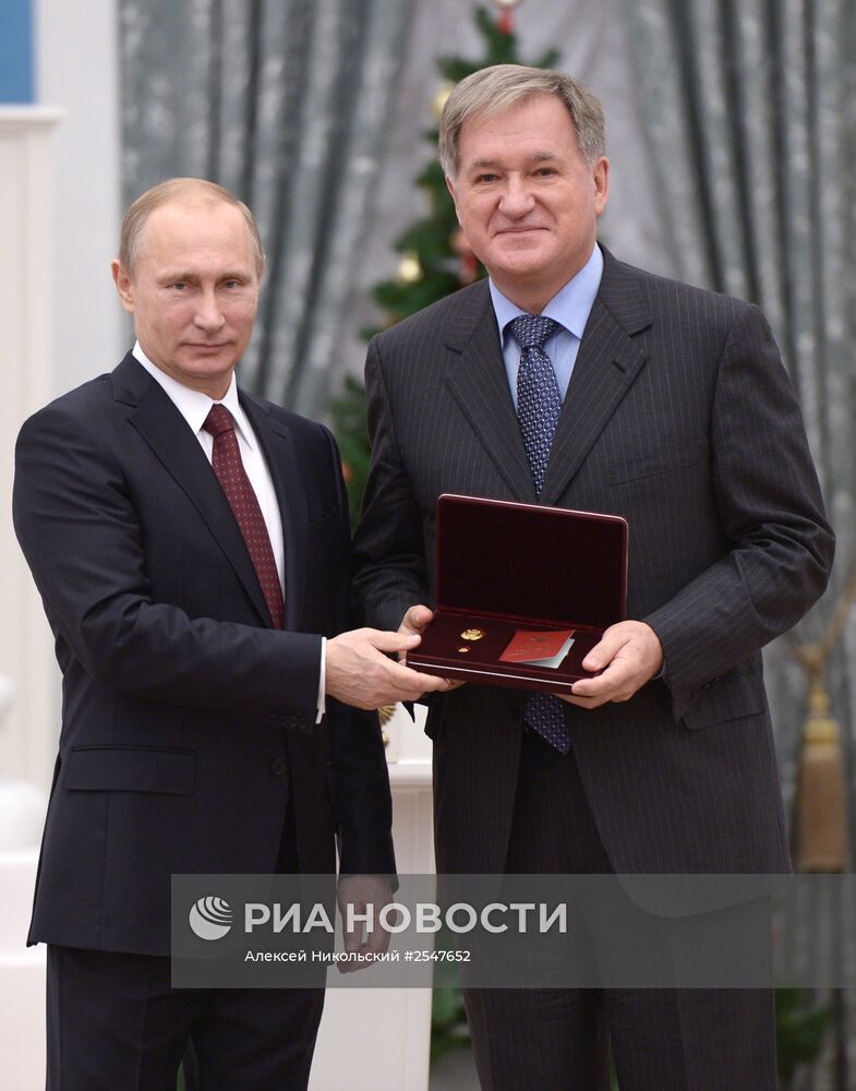 В.Путин вручил в Кремле государственные награды