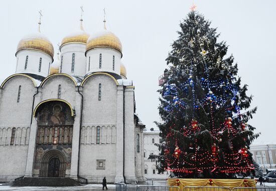 Украшение новогодней елки на Соборной площади Московского Кремля