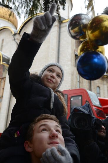 Украшение новогодней елки на Соборной площади Московского Кремля