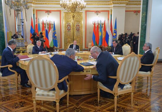 В.Путин принял участие в заседании Совета коллективной безопасности ОДКБ и заседании Высшего Евразийского экономического совета