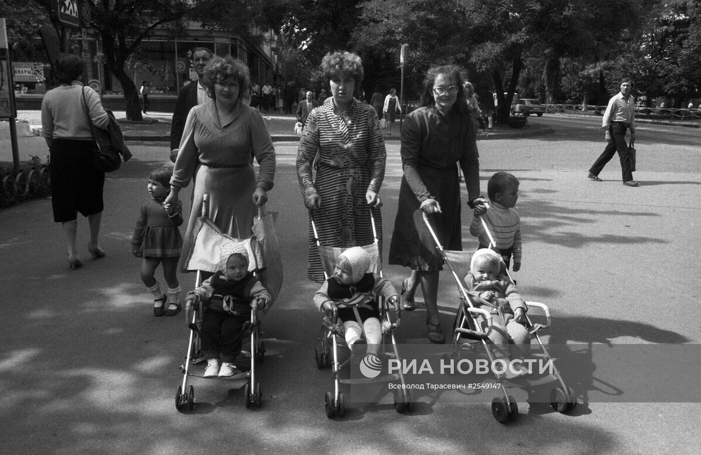 Мамы с детьми на прогулке