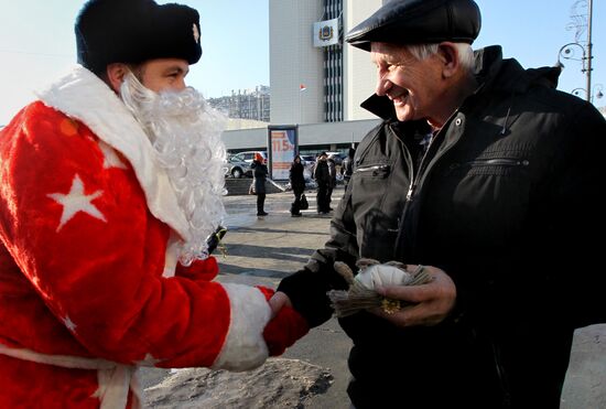 Акция "Полицейский Дед Мороз" во Владивостоке