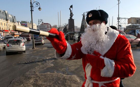 Акция "Полицейский Дед Мороз" во Владивостоке