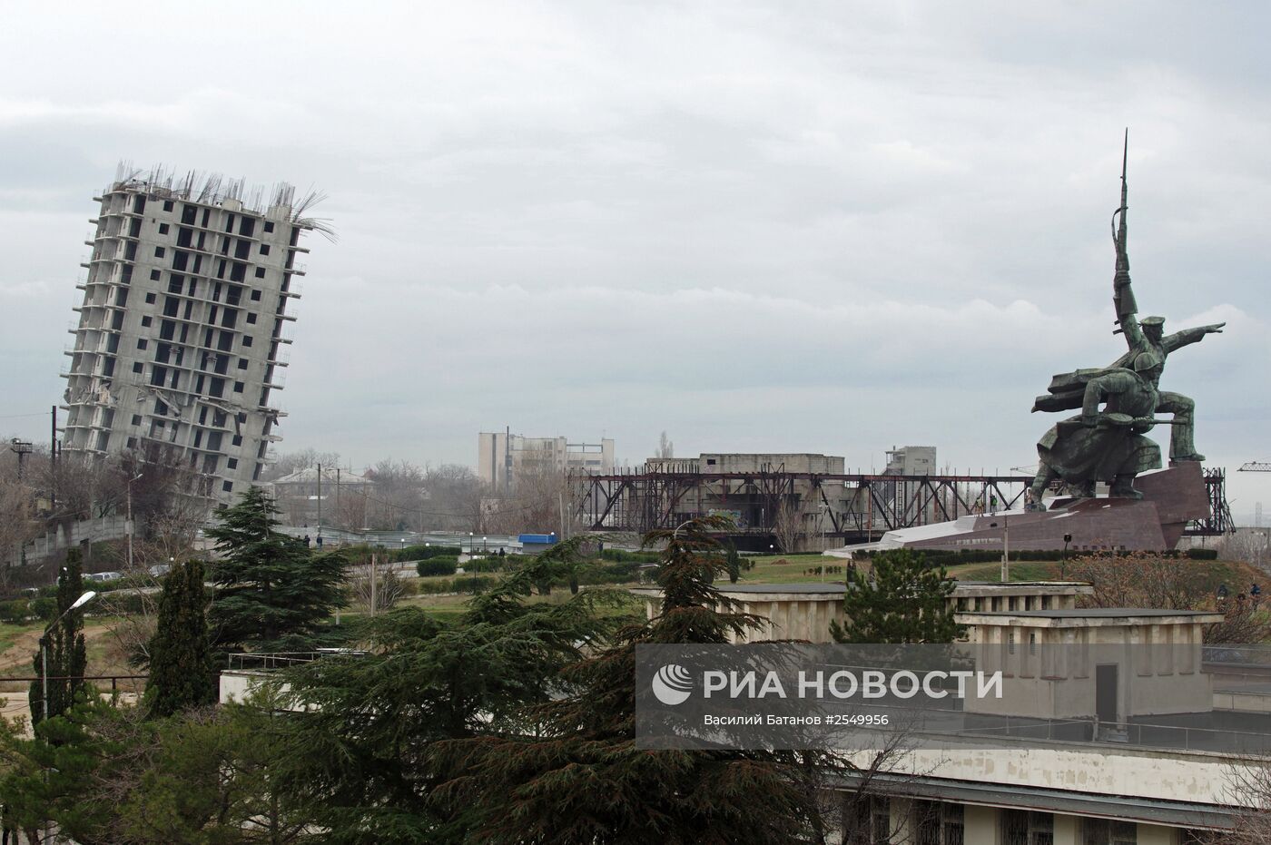 Снос незаконно возведенного многоэтажного дома в Севастополе