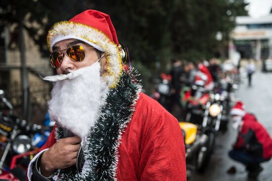 Парад байкеров, одетых в костюмы Деда Мороза