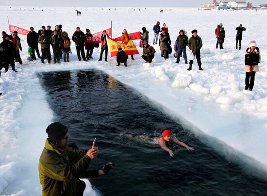 Международные соревнования между любителями зимнего плавания России и Китая