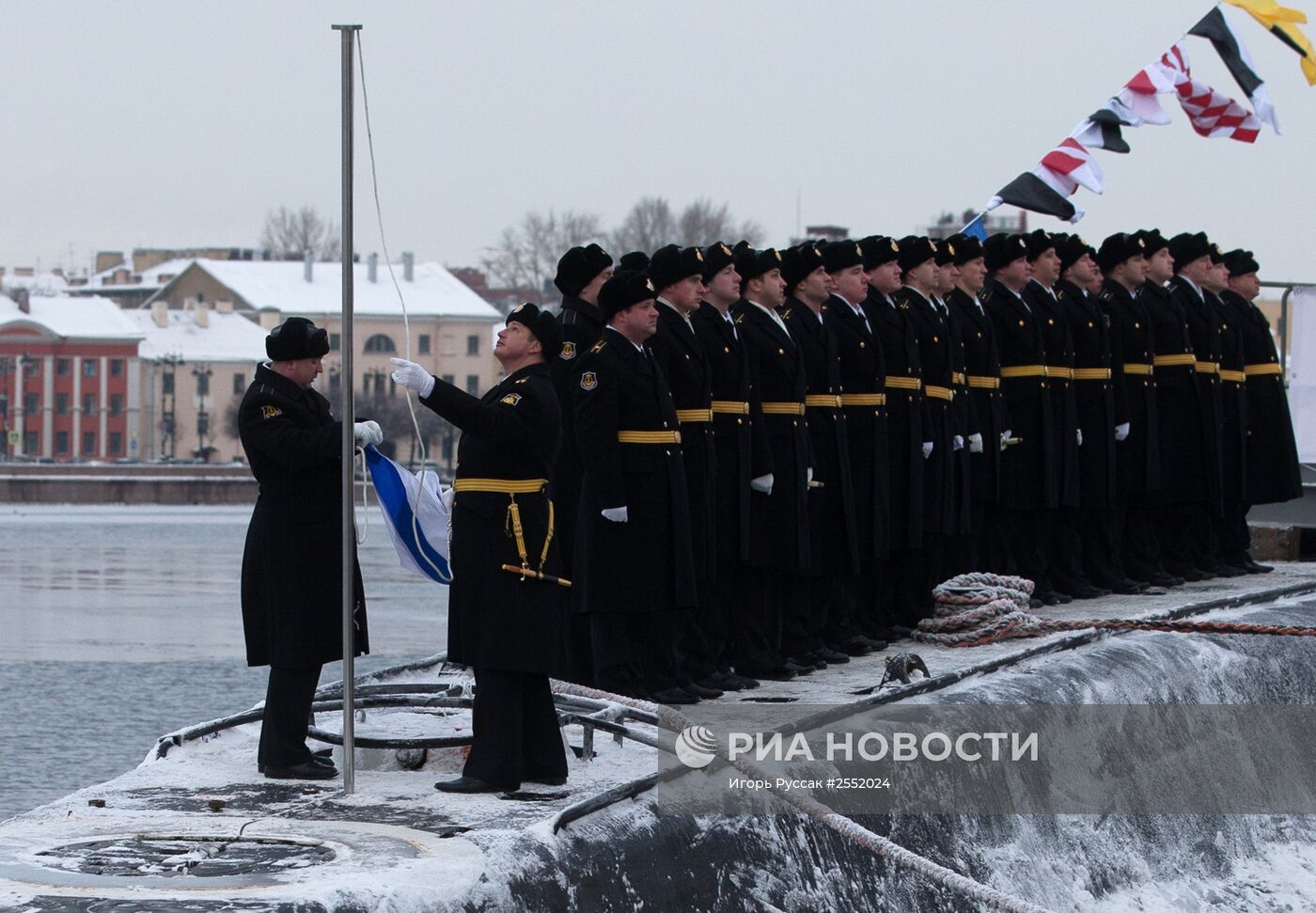 Церемония подъема Военно-морского флага на борту подводной лодки "Ростов-на-Дону"