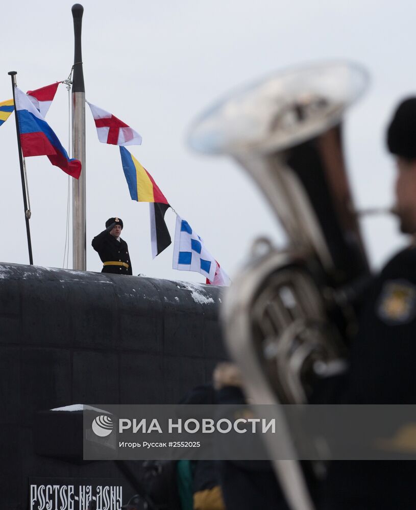 Церемония подъема Военно-морского флага на борту подводной лодки "Ростов-на-Дону"