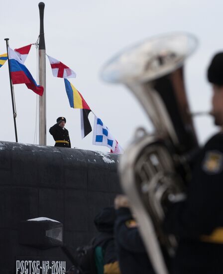 Церемония подъема Военно-морского флага на борту подводной лодки "Ростов-на-Дону"