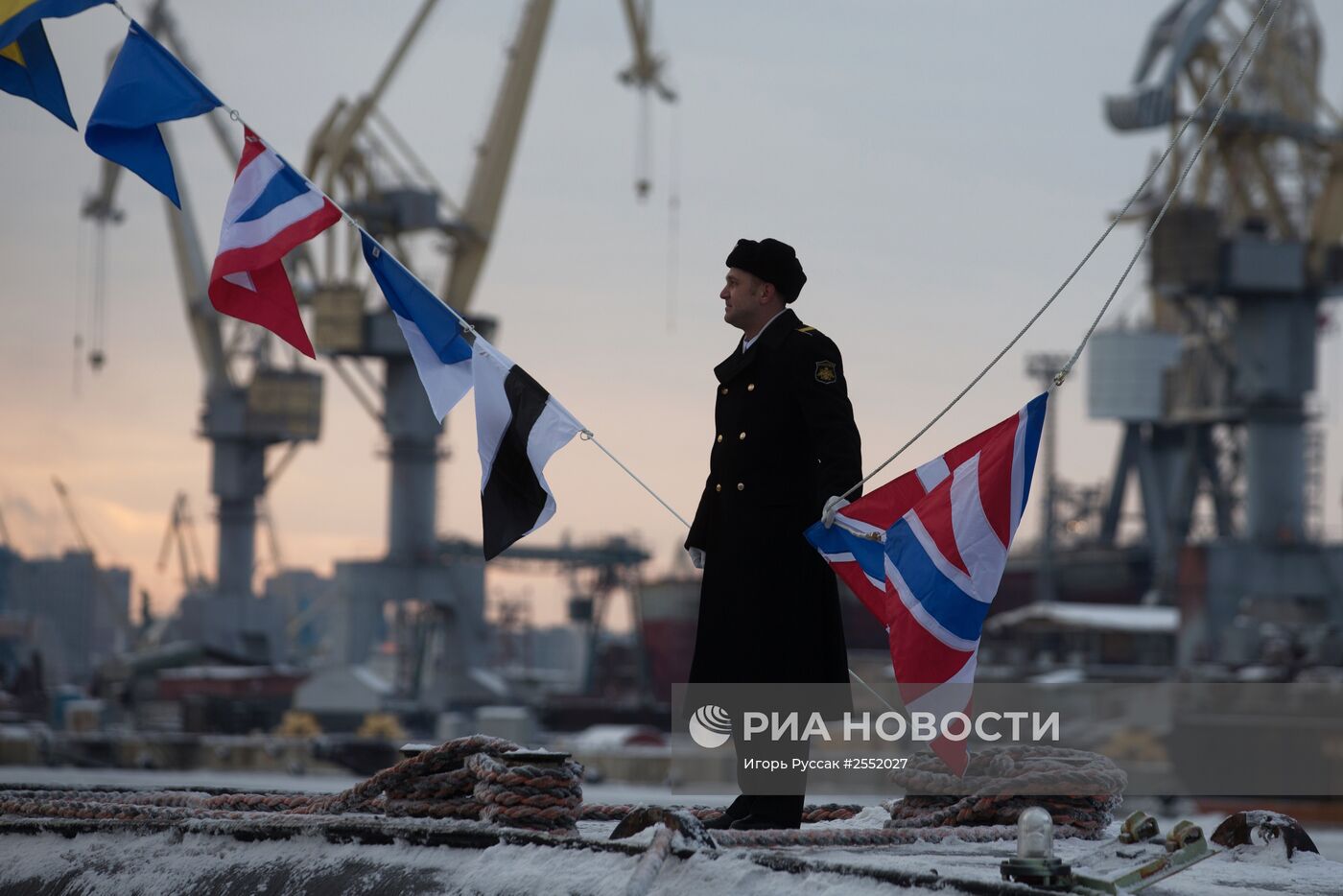 Церемония подъема Военно-морского флага на борту подводной лодки "Ростов-на-Дону"