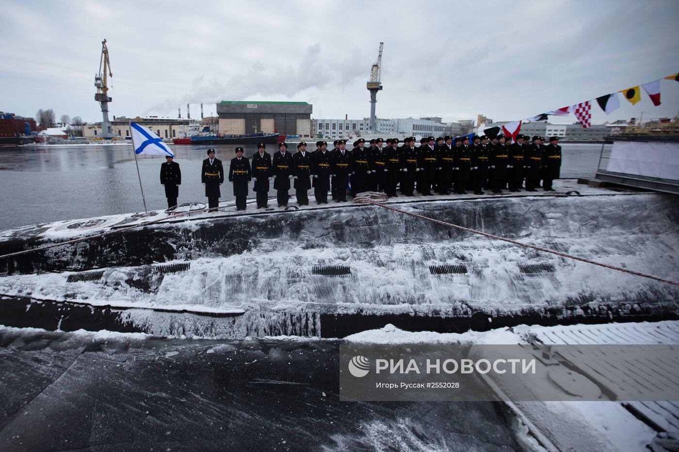 Церемония подъема Военно-морского флага на борту подводной лодки "Ростов-на-Дону"