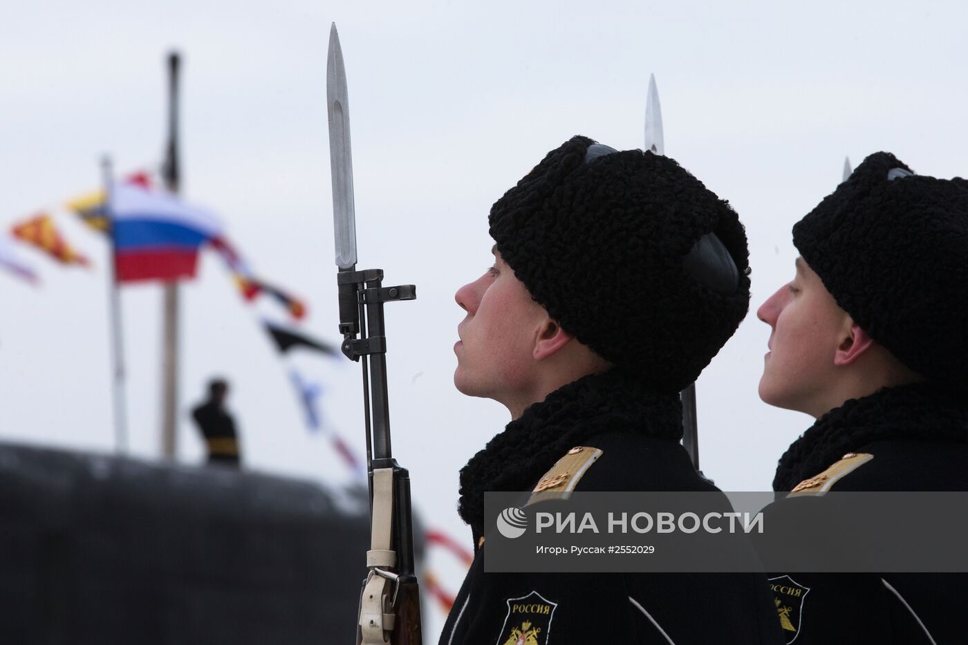 Церемония подъема Военно-морского флага на борту подводной лодки "Ростов-на-Дону"