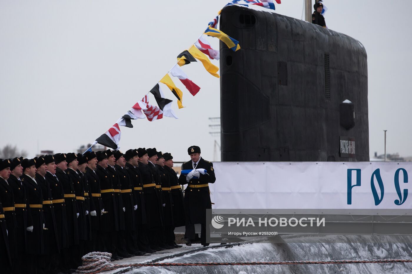 Церемония подъема Военно-морского флага на борту подводной лодки "Ростов-на-Дону"